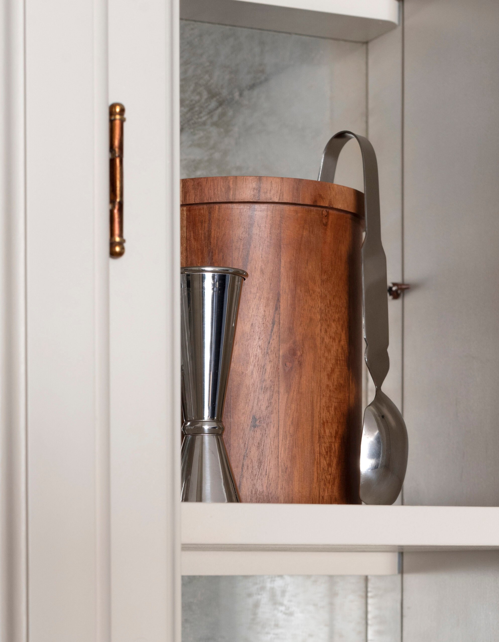 Christmas Tour: Holiday Basement Bar & Media Room - roomfortuesday.com