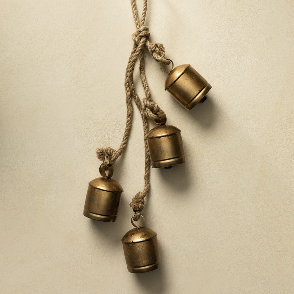 7 Holiday Front Door & Porch Decorating Essentials - roomfortuesday.com