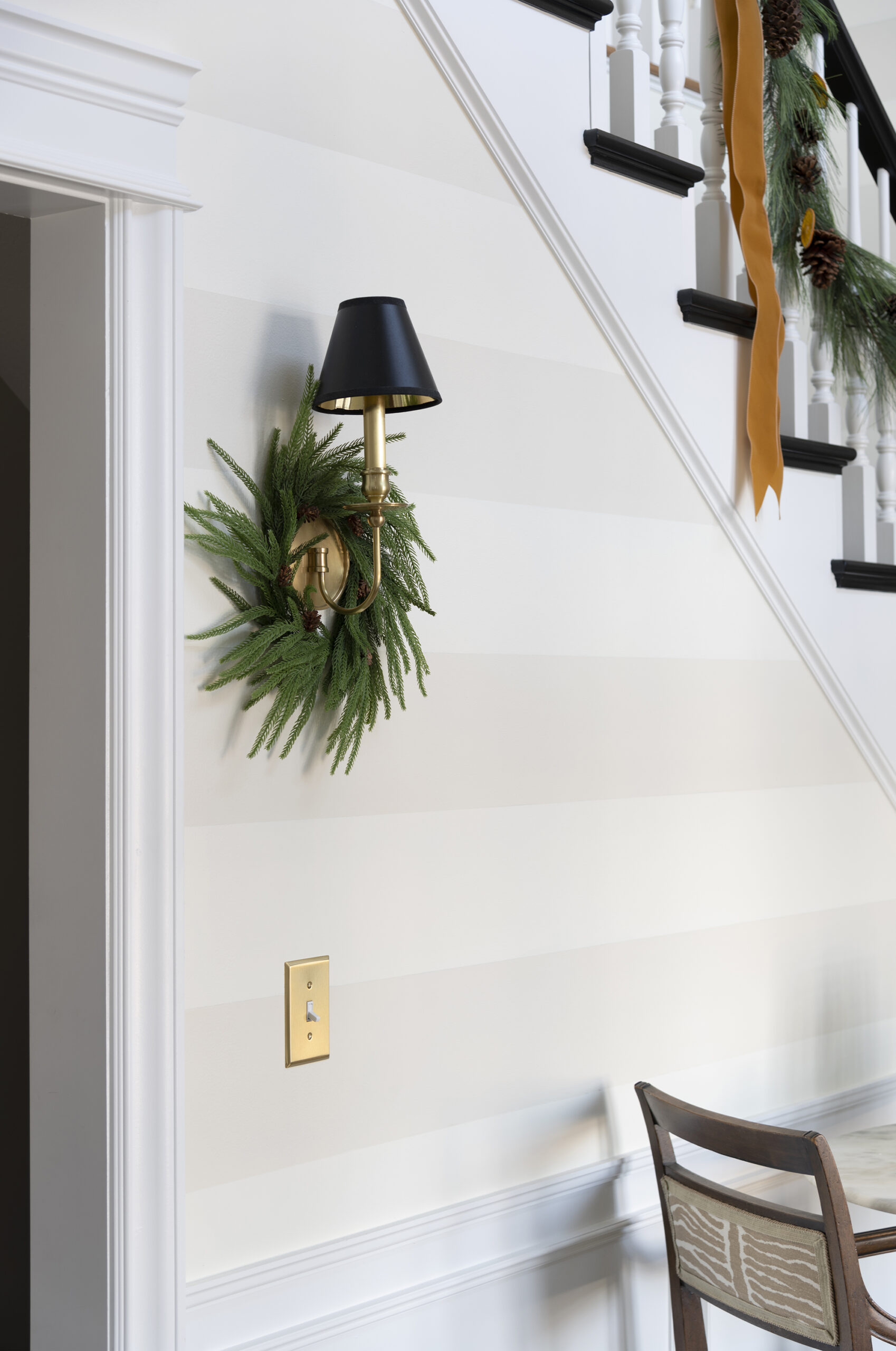 Christmas Tour: Styling the Entryway for the Holidays - roomfortuesday.com