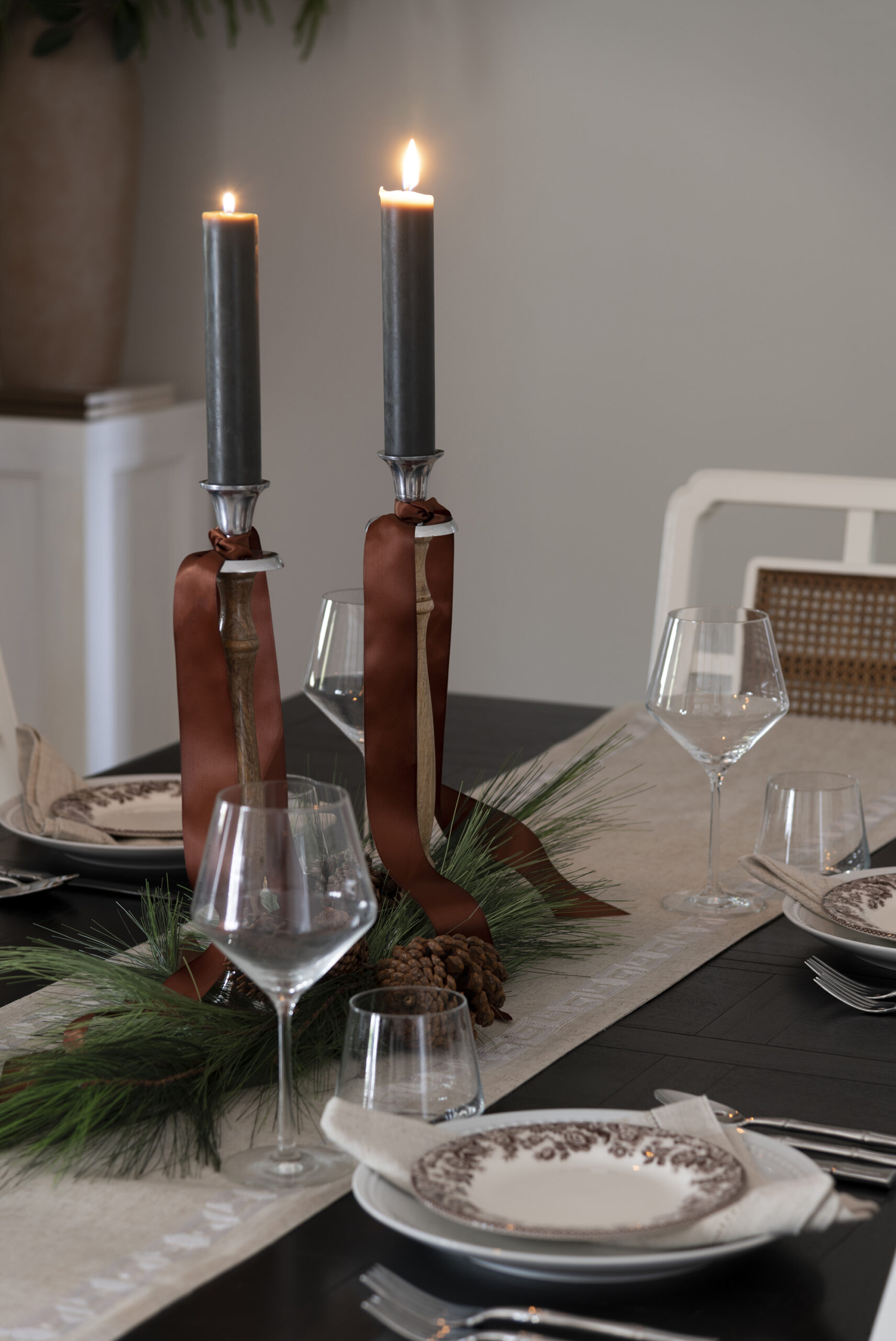 Setting Our Thanksgiving Table & Decorating the Dining Room - roomfortuesday.com