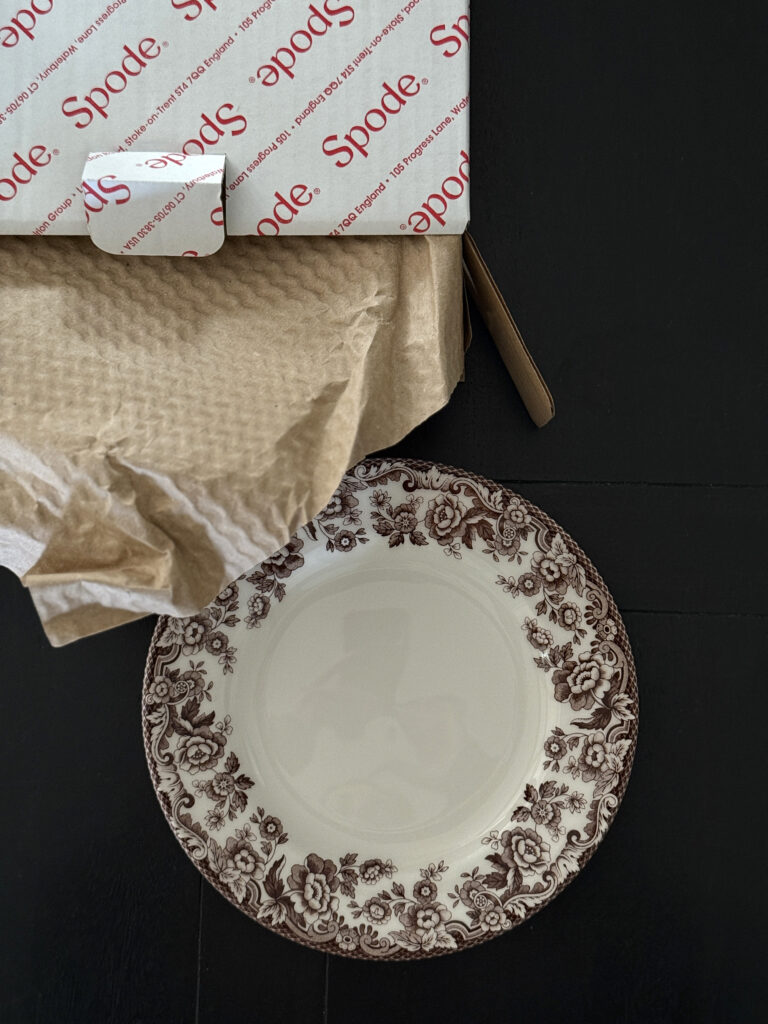 Setting Our Thanksgiving Table & Decorating the Dining Room - roomfortuesday.com