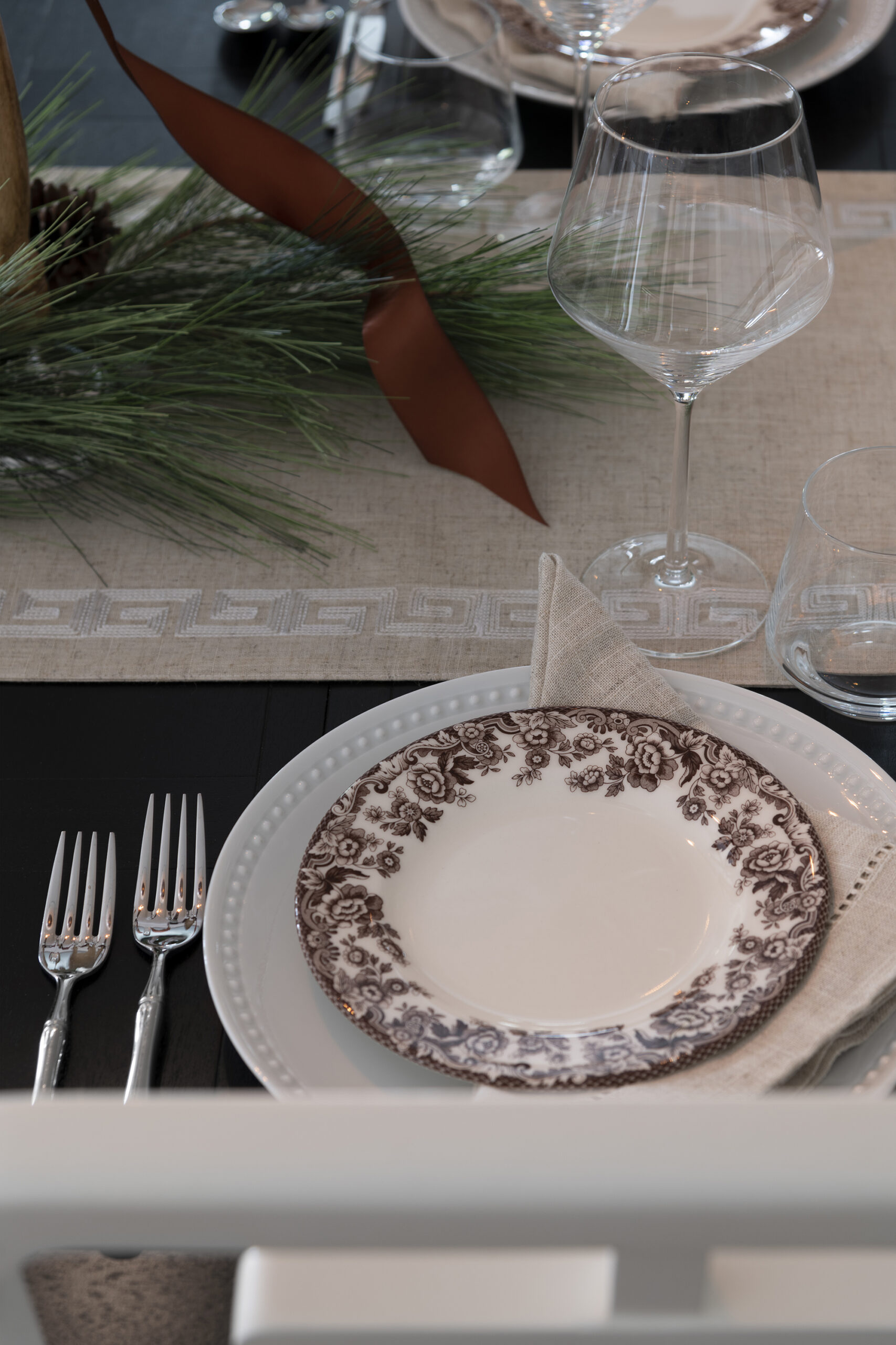 Setting Our Thanksgiving Table & Decorating the Dining Room - roomfortuesday.com