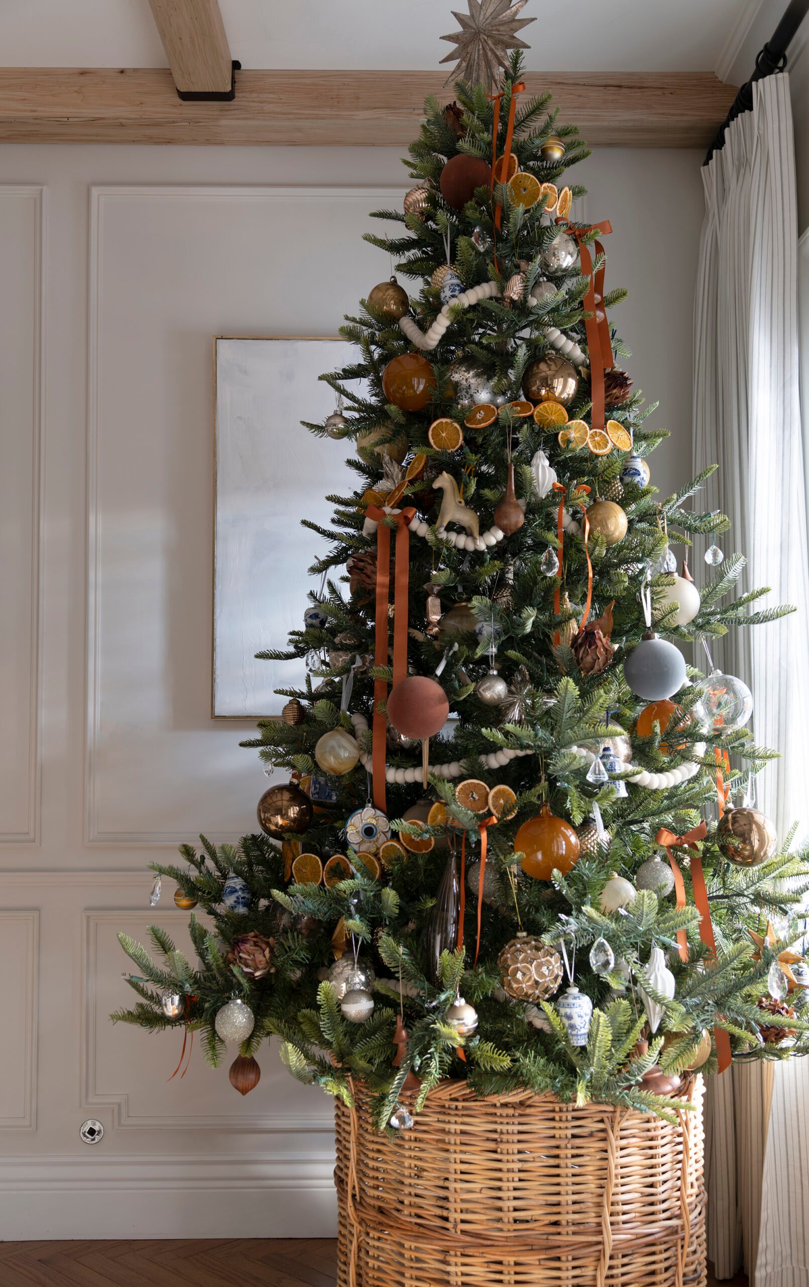 Christmas Tour: the Holiday Decorated Living Room - roomfortuesday.com