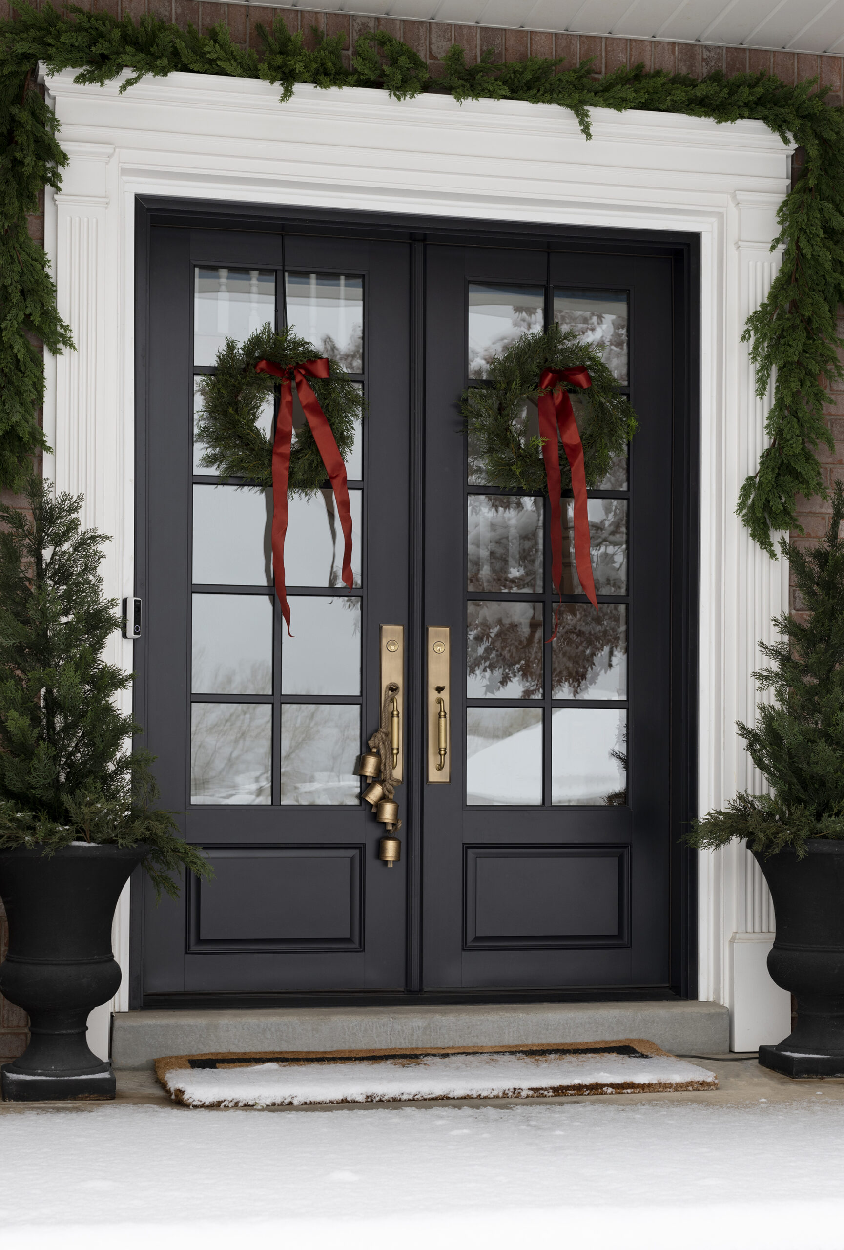 7 Holiday Front Door & Porch Decorating Essentials - roomfortuesday.com