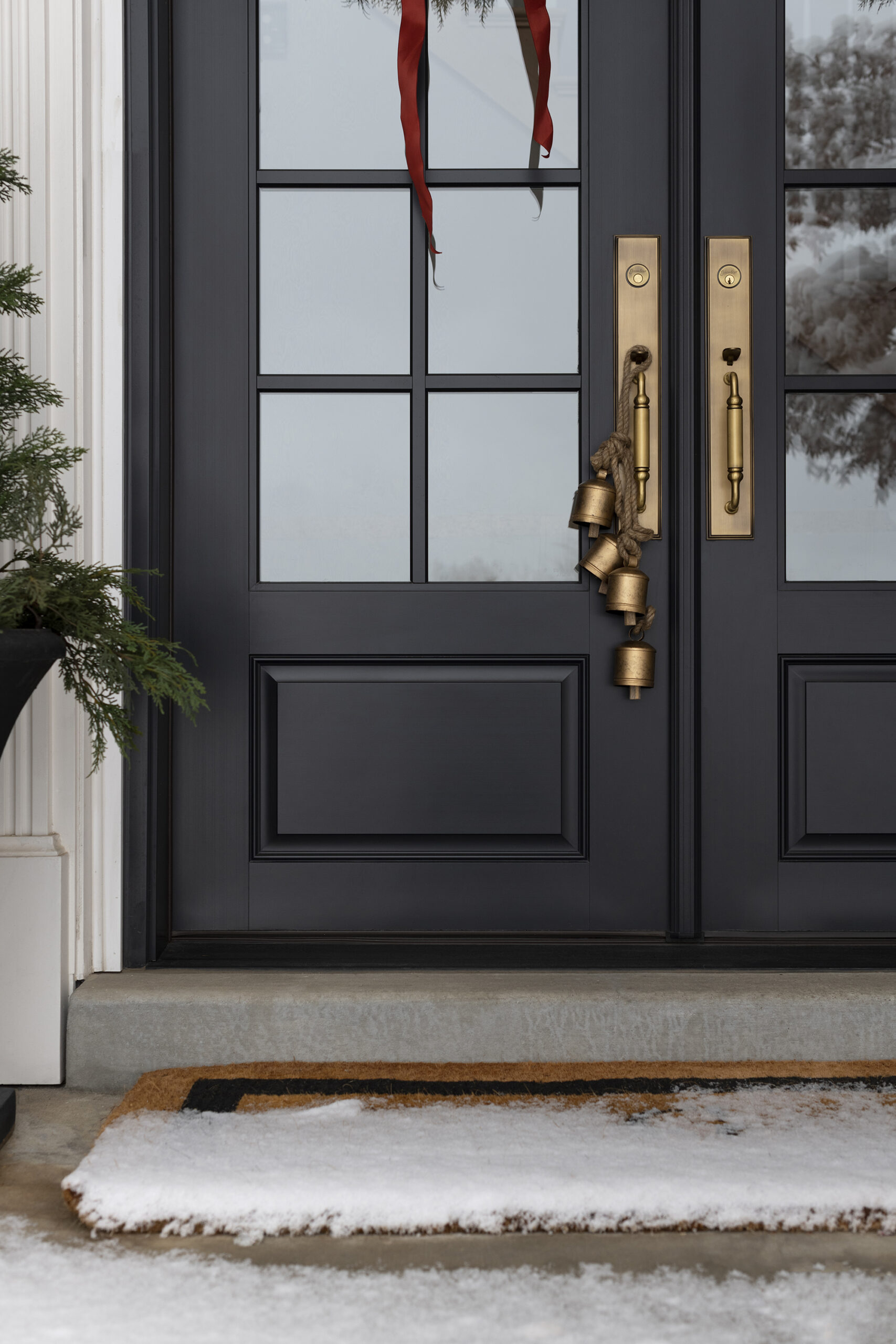 7 Holiday Front Door & Porch Decorating Essentials - roomfortuesday.com