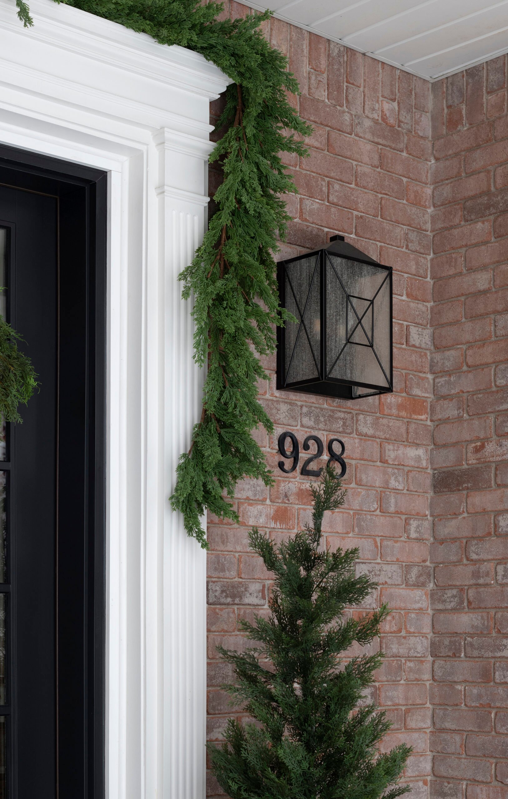 7 Holiday Front Door & Porch Decorating Essentials - roomfortuesday.com
