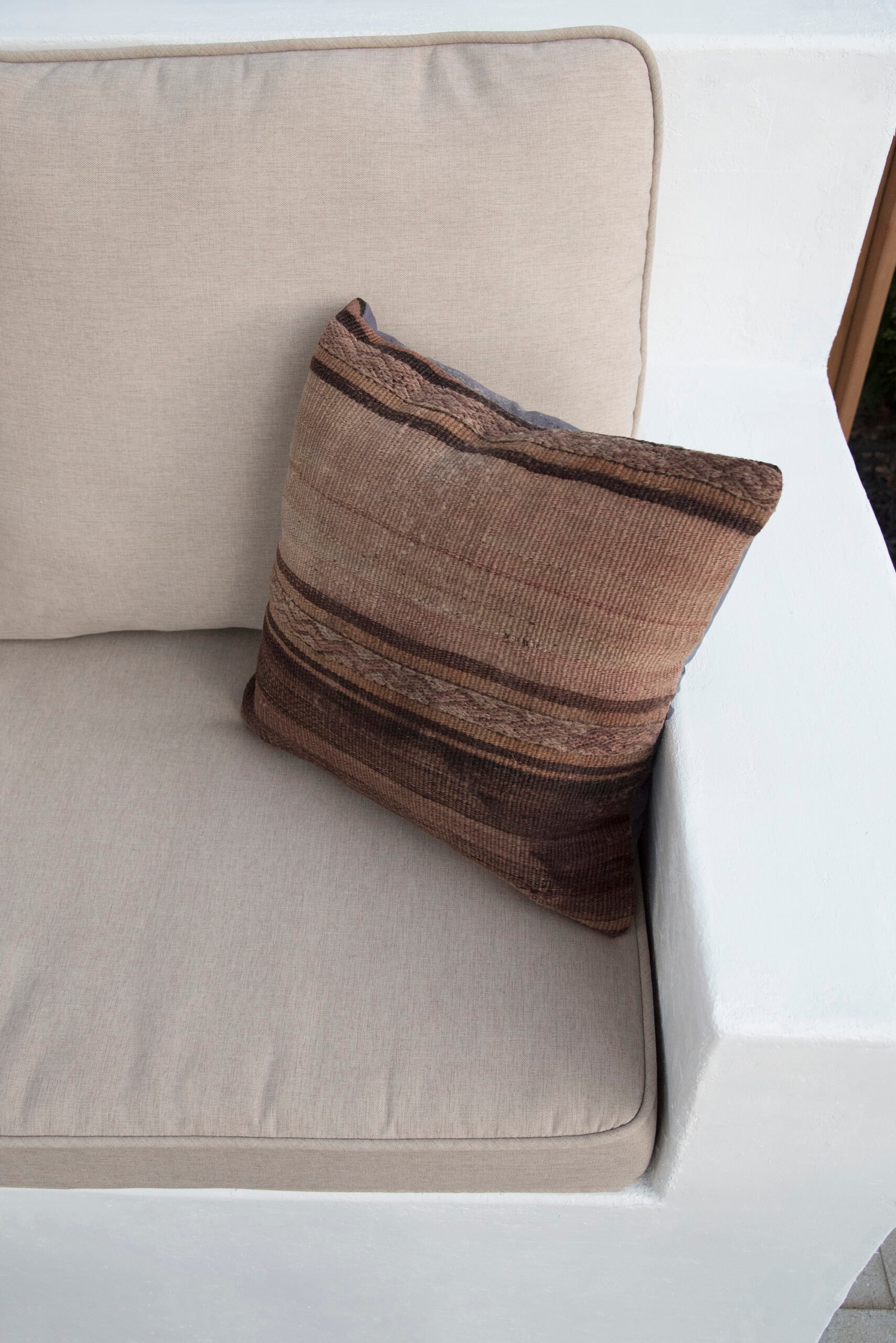 How to Build a Custom Outdoor Sofa - roomfortuesday.com