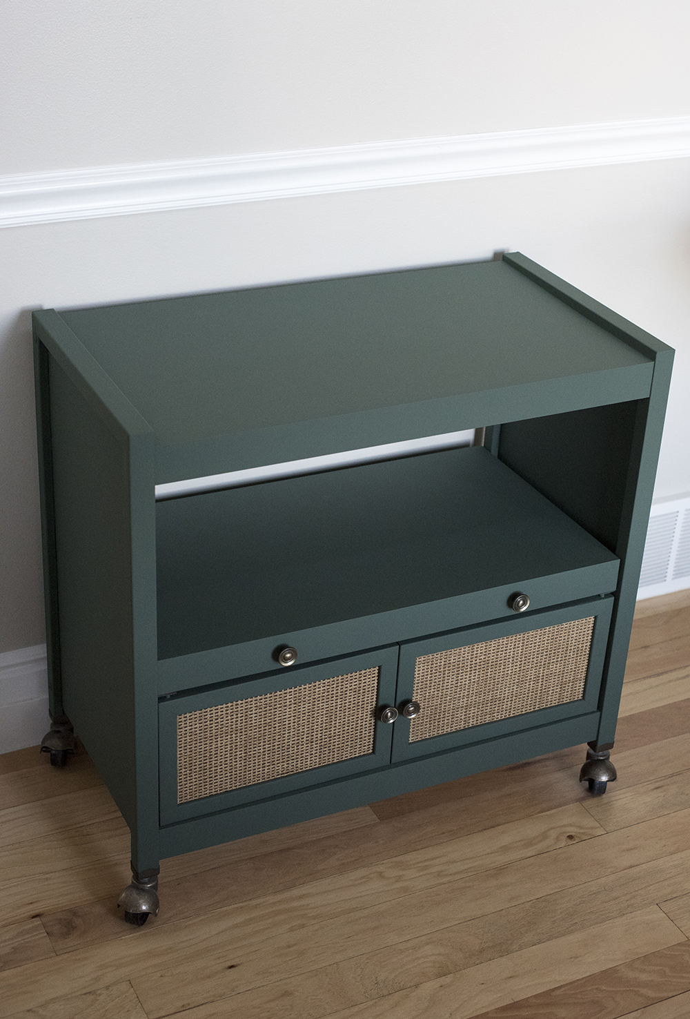 A Bar Cart Furniture Makeover - roomfortuesday.com