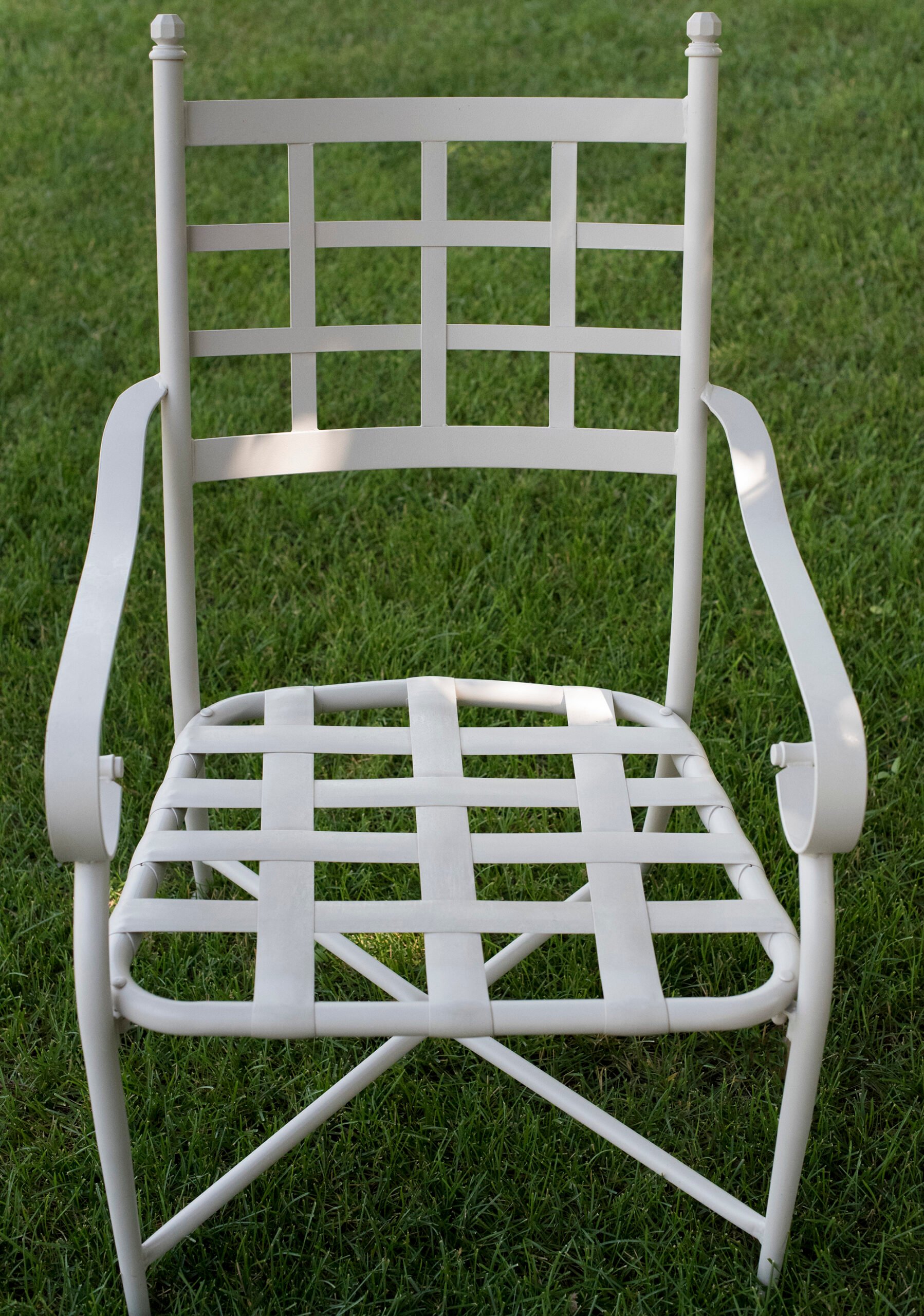 Iron patio chair before makeover