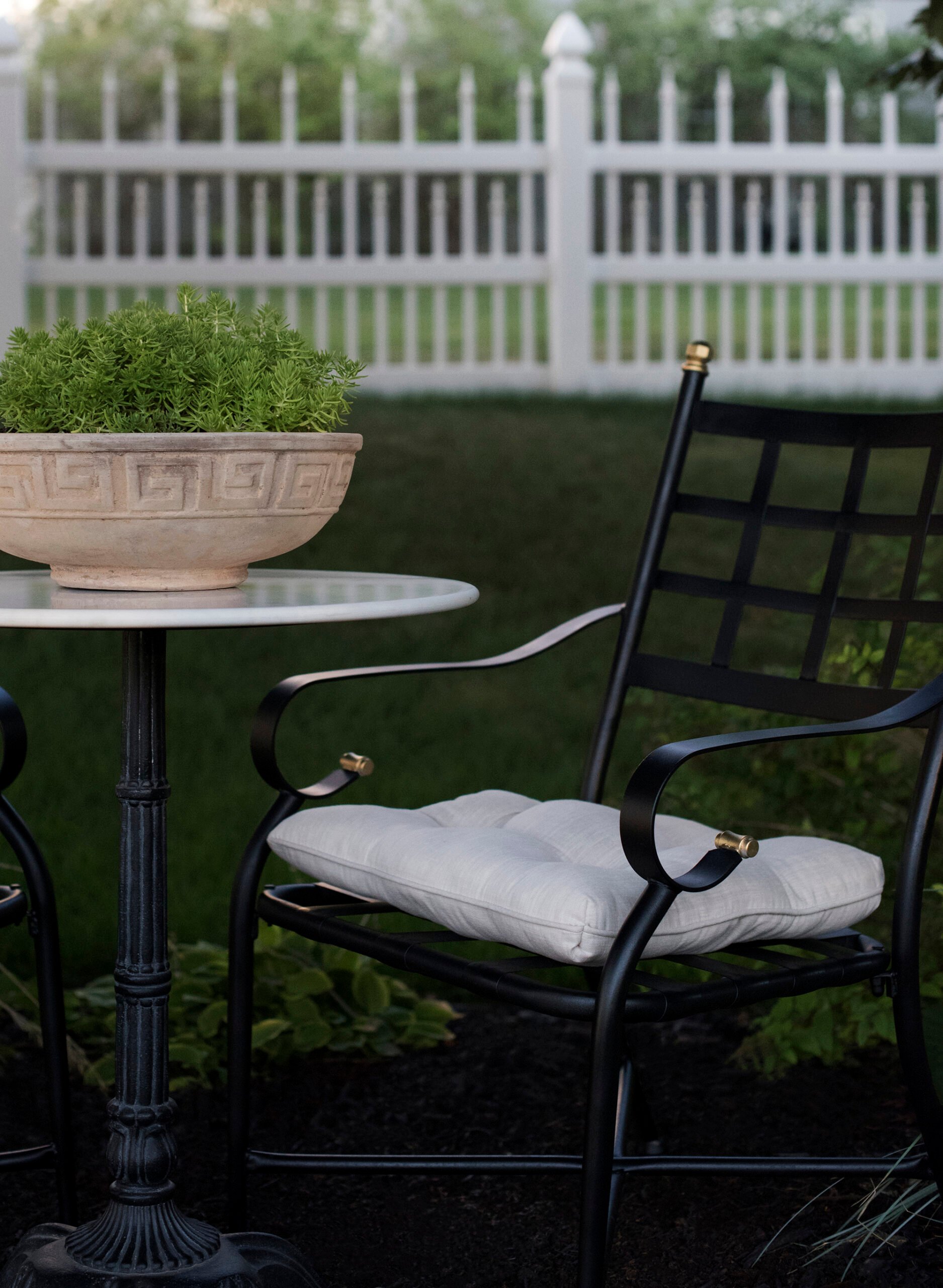 Iron patio chair makeover using Kyrlon spray paint