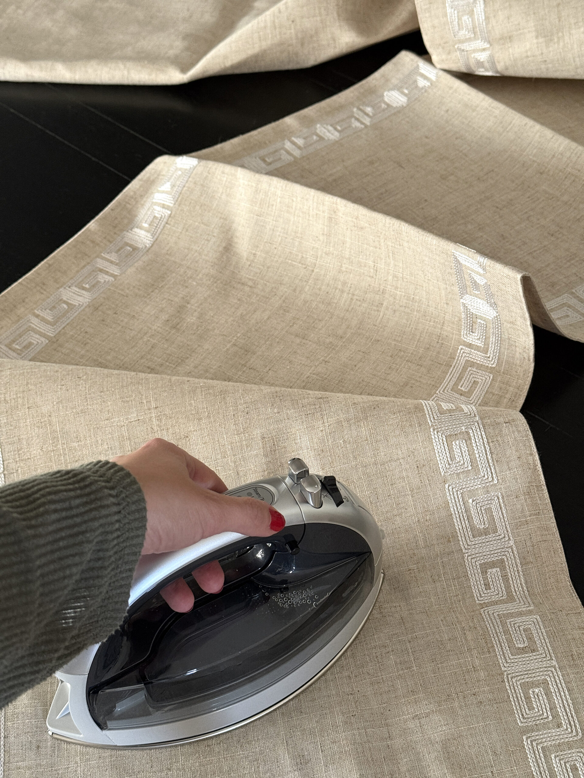 Setting Our Thanksgiving Table & Decorating the Dining Room - roomfortuesday.com