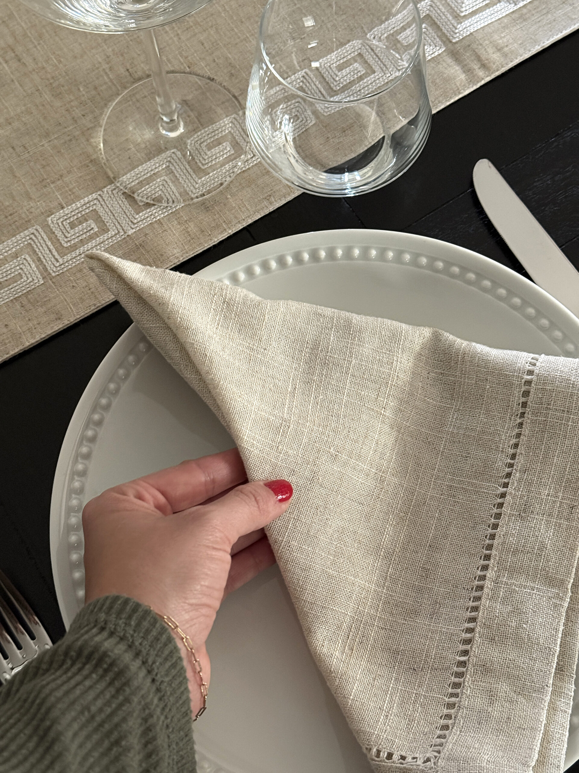 Setting Our Thanksgiving Table & Decorating the Dining Room - roomfortuesday.com