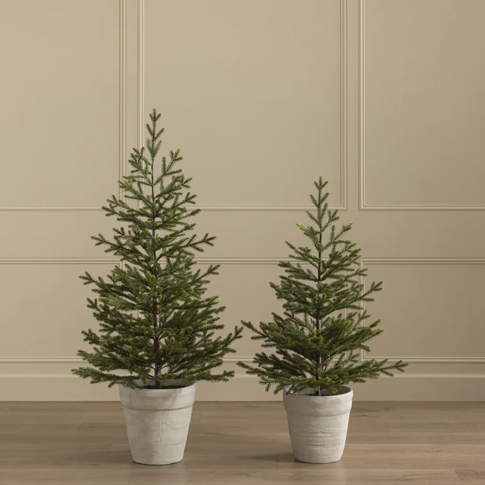 7 Holiday Front Door & Porch Decorating Essentials - roomfortuesday.com