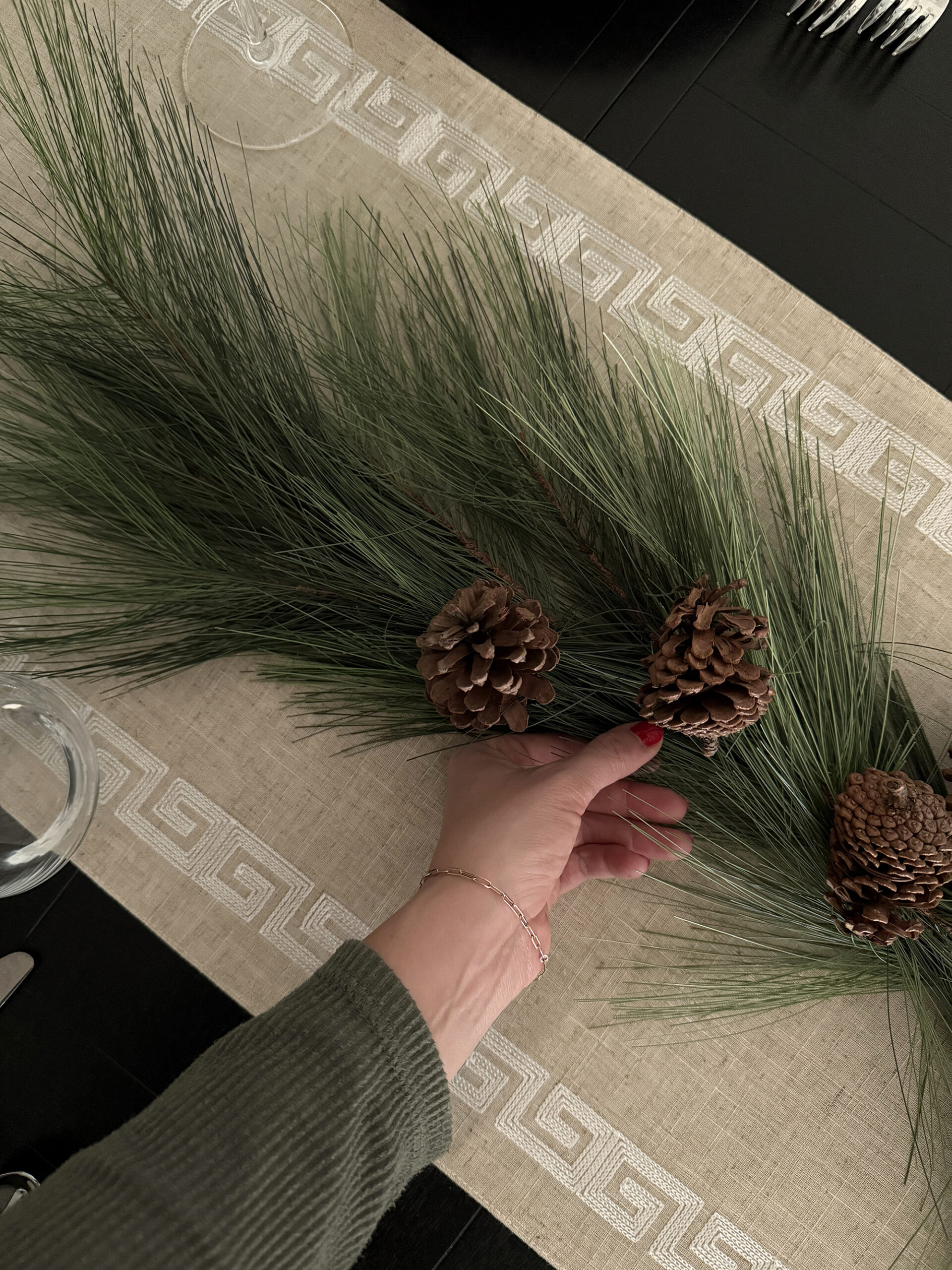 Setting Our Thanksgiving Table & Decorating the Dining Room - roomfortuesday.com