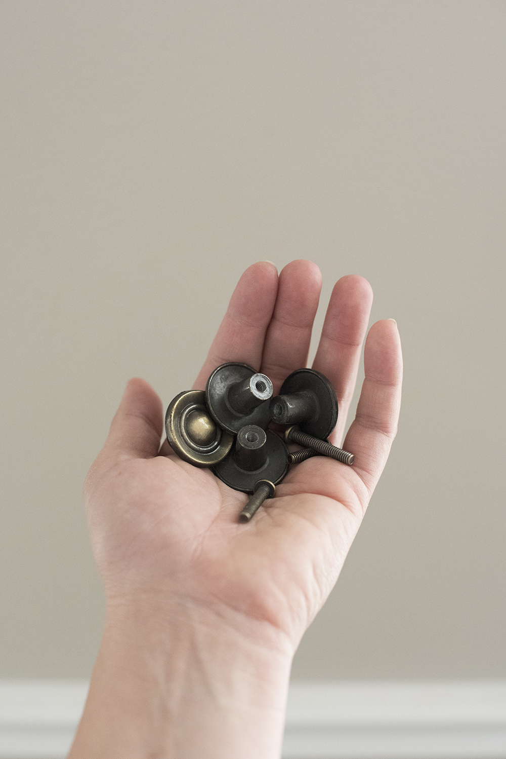 A Bar Cart Furniture Makeover - roomfortuesday.com