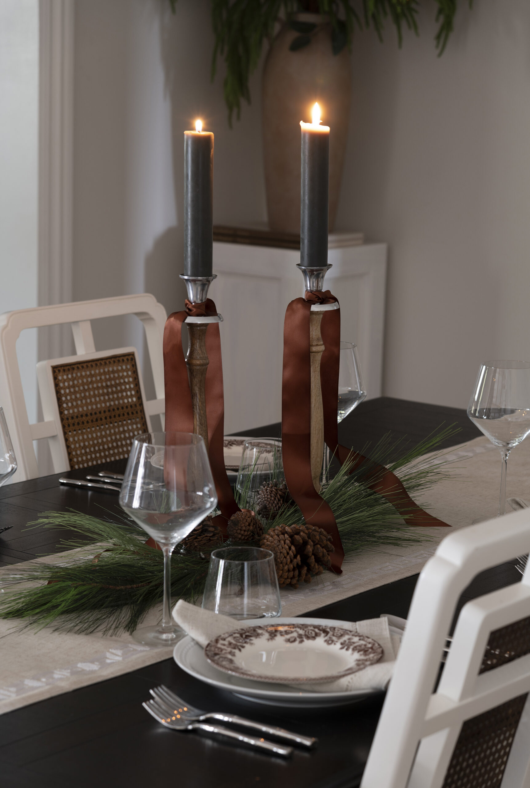 Setting Our Thanksgiving Table & Decorating the Dining Room - roomfortuesday.com