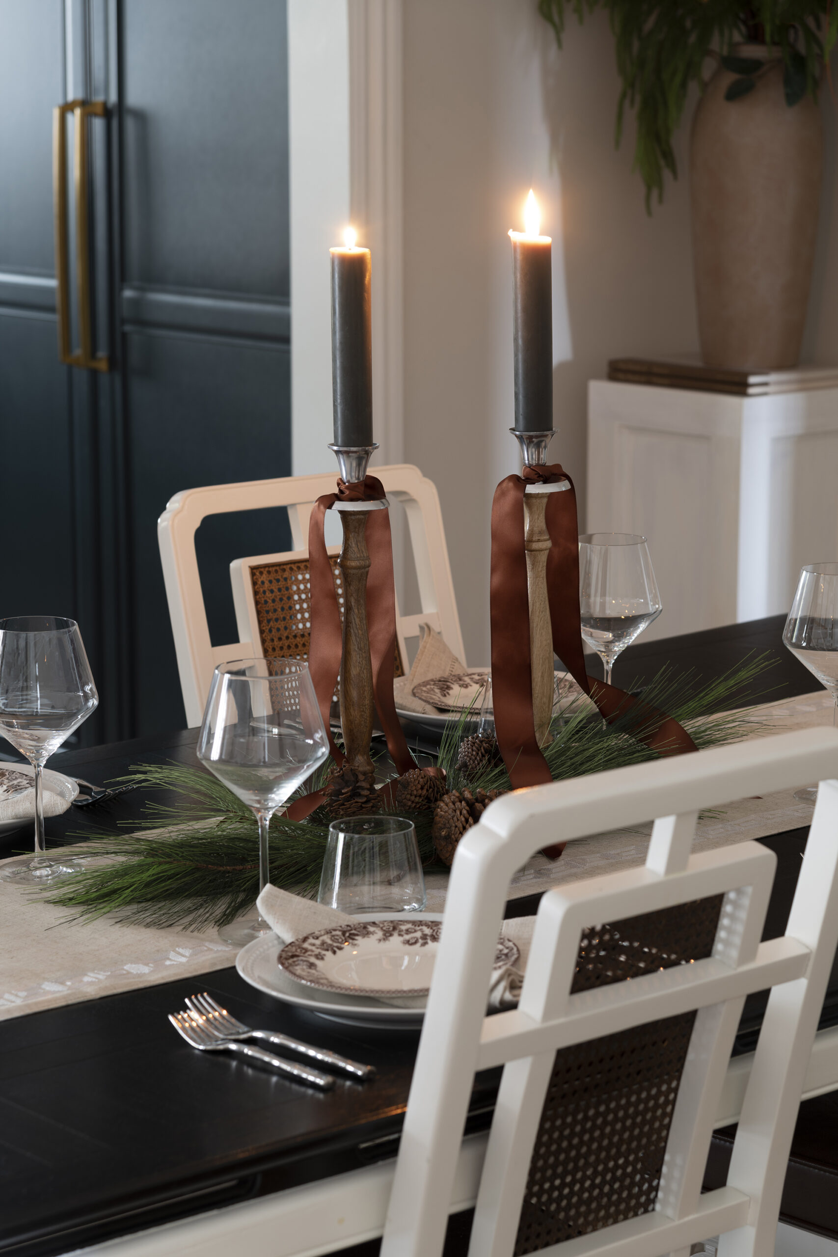 Setting Our Thanksgiving Table & Decorating the Dining Room - roomfortuesday.com