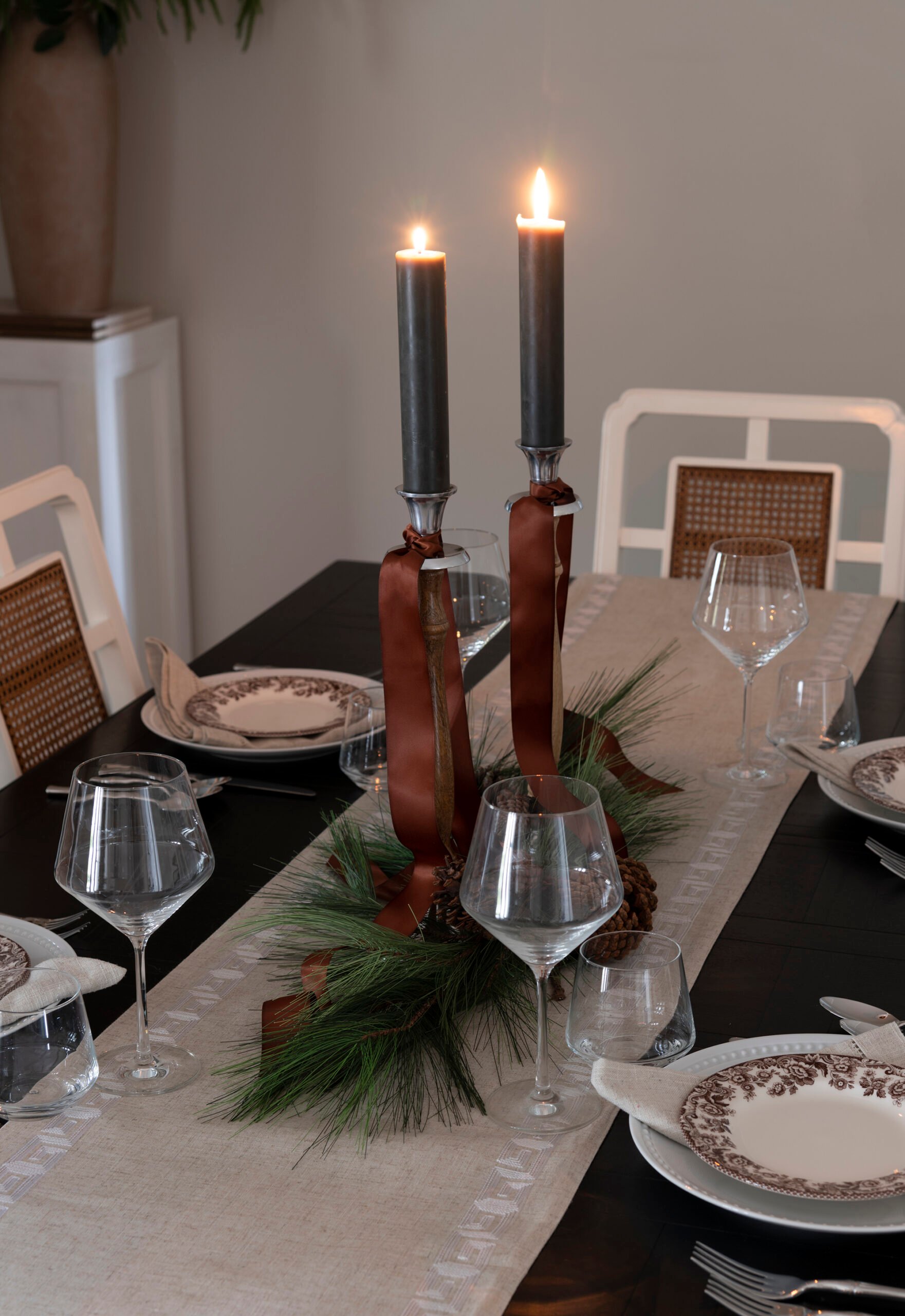 Setting Our Thanksgiving Table & Decorating the Dining Room - roomfortuesday.com