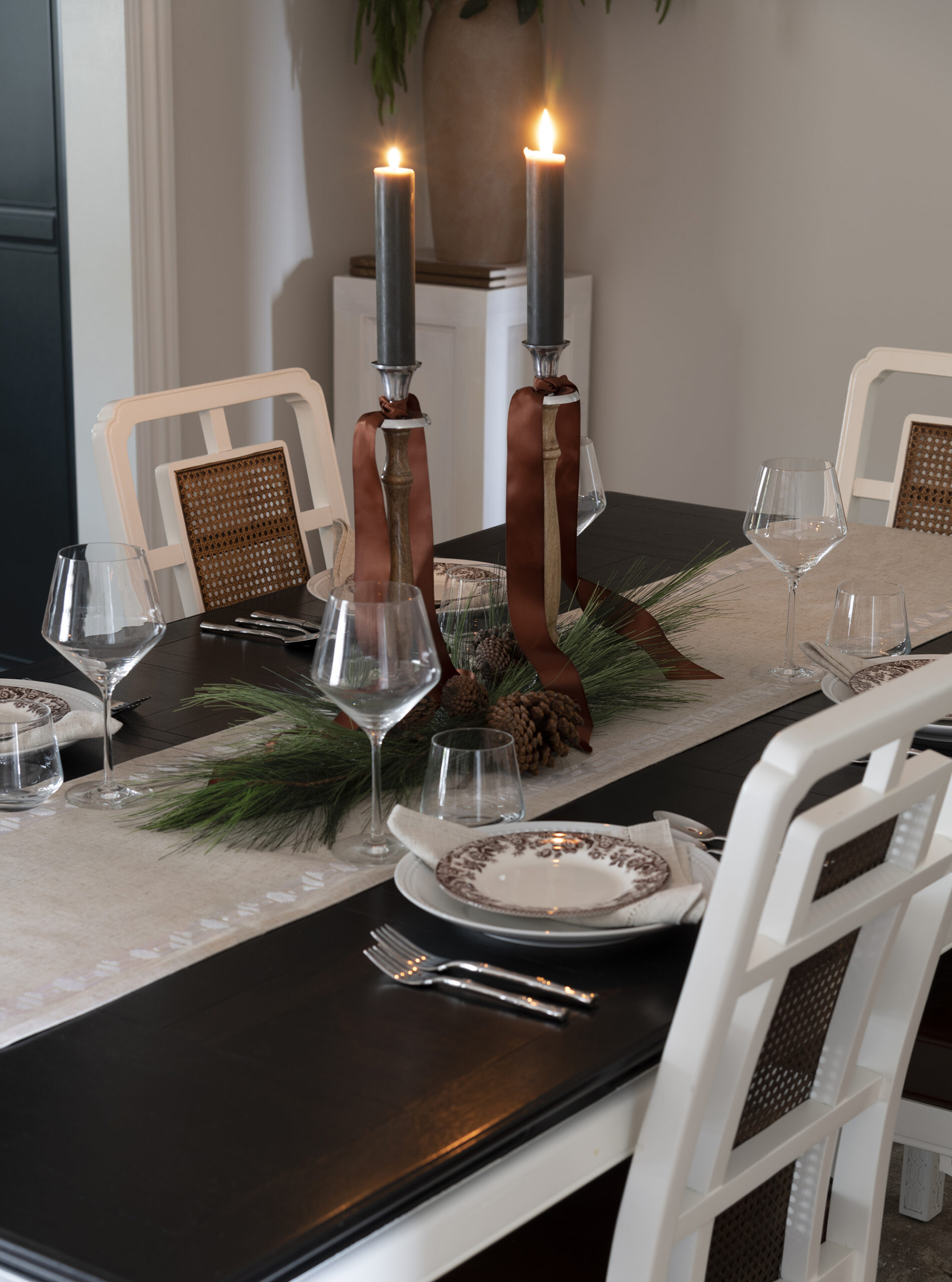 Setting Our Thanksgiving Table & Decorating the Dining Room - roomfortuesday.com