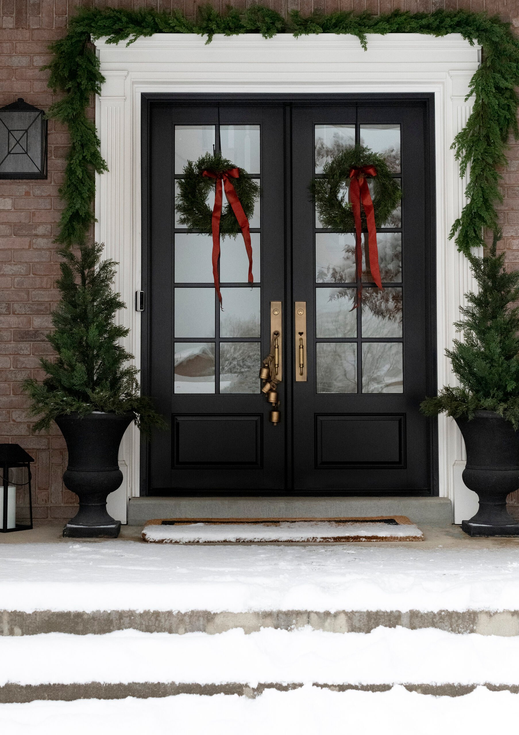 7 Holiday Front Door & Porch Decorating Essentials - roomfortuesday.com