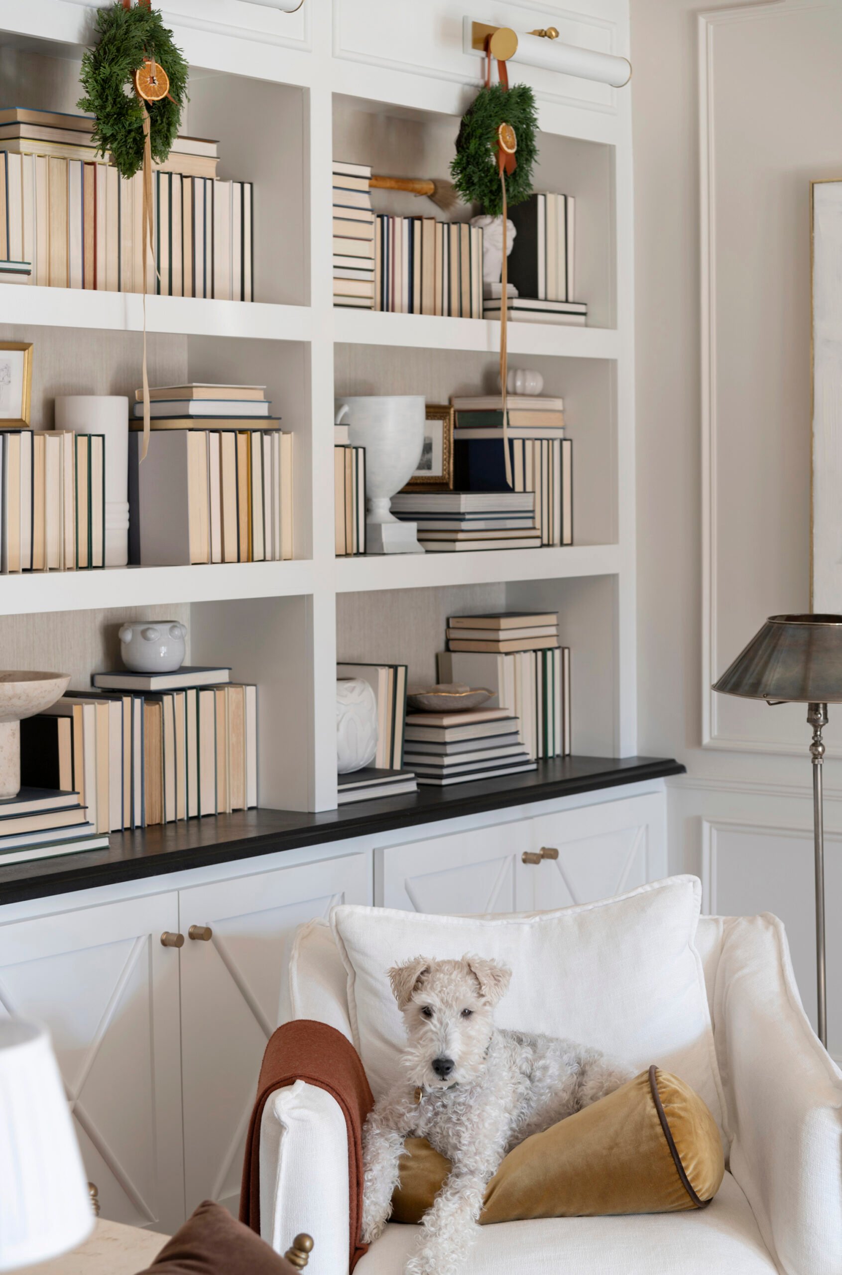 Christmas Tour: the Holiday Decorated Living Room - roomfortuesday.com